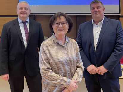 Am 1. Dezember 2022  begrüßte Oberbürgermeister Carsten Feist (re.) offiziell  Dr. Rafaela Korte als Geschäftsführerin des Klinikums Wilhelmshaven und damit Nachfolgerin von Oliver Pommerenke.