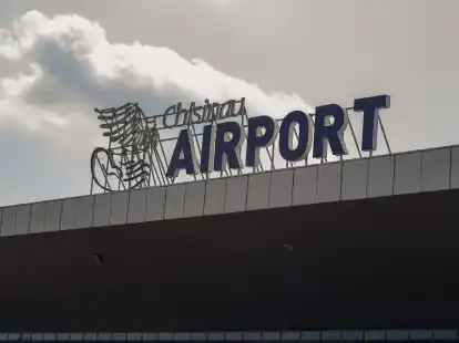 Schriftzug des internationalen Flughafens von Chisinau.