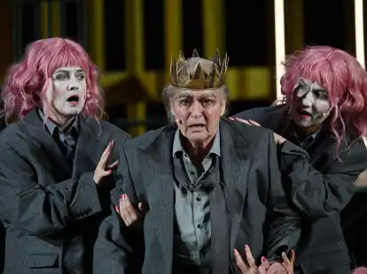 Die Schauspielerin Charlotte Schwab (M.) in der Rolle des K&ouml;nig Lear bei den Bad Hersfelder Festspielen in der Stiftsruine.