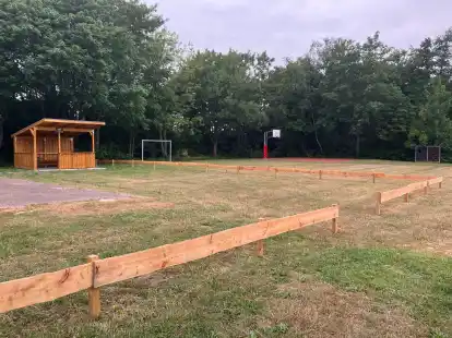 Die Landjugend Polder hat binnen 72 Stunden eine Grillh&uuml;tte f&uuml;r die Dorfgemeinschaft gebaut. Doch aus Haftungsgr&uuml;nden muss die durch einen Zaun vom Spielplatz abgegrenzt werden.