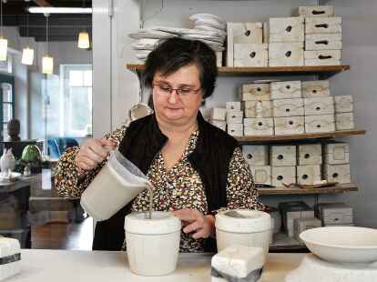 Hier sch&uuml;ttet Belinda Berger Schlick in die selbst           gefertigte Gussform.