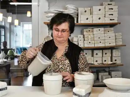 Hier sch&uuml;ttet Belinda Berger Schlick in die selbst           gefertigte Gussform.