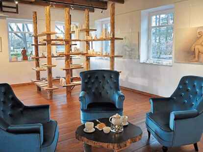 Englische Keramikkunst, stilvoll pr&auml;sentiert im Ammerl&auml;nder Bauernhaus