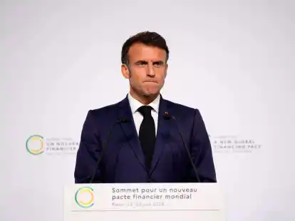 Emmanuel Macron verschiebt wegen der Krawallen in Frankreich den geplanten Staatsbesuch in Deutschland.