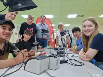 Durften sich im L&ouml;ten versuchen: Jugendliche der Peter-Ustinov-Schule mit Thilo Drees (Zweiter von rechts) und Emily Goldbach von der Firma Abeking und Rasmussen und Schulleiter Matthias Grau (Mitte)  und Iris Hagedorn, Fachbereichsleiterin Arbeit und Wirtschaft.