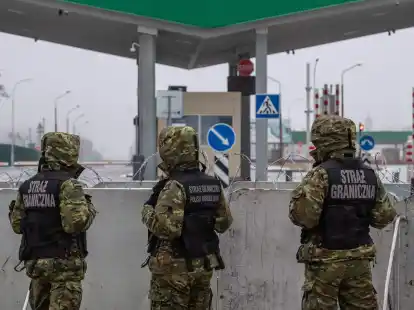 Polnische Grenzschutzbeamte sichern einen geschlossenen Grenz&uuml;bergang an der polnisch-belarussischen Grenze.