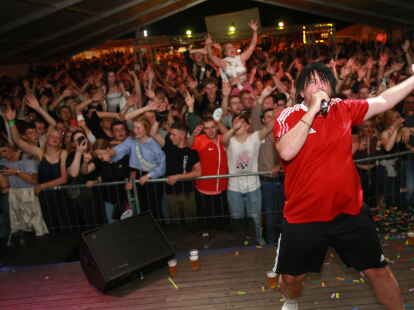 Stimmungsgarant: Party-S&auml;nger Ikke H&uuml;ftgold hat bei der Freiluftfete in S&uuml;ddorf das Publikum begeistert.