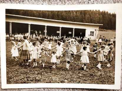 Nicht immer sorglos: Das Foto zeigt Kinder beim Tanzen in einem Kurheim in Bad D&uuml;rrheim 1959.