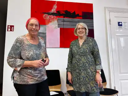 K&uuml;nstlerin Ulla Kray (links) und Helma Ru&szlig;-Bittner vom OKK haben sich die neue Ausstellung schon einmal angeguckt.