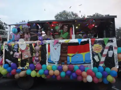 Auch viele Partywagen werden zum Auftakt des Festes der 1000 Laternen im Umzug mitfahren: Bis zu 10.000 Zuschauer werden zu dem Event am ersten Festabend erwartet.