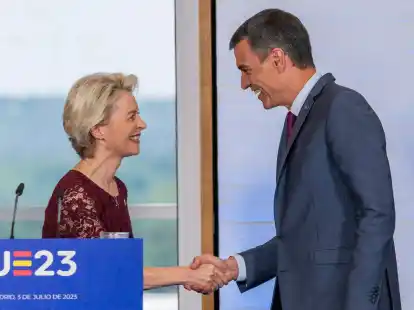 EU-Kommissionspr&auml;sidentin Ursula von der Leyen und der spanische Ministerpr&auml;sident Pedro S&aacute;nchez in Madrid.