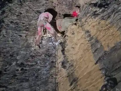 An einigen Stellen m&uuml;ssen sich die Retter tief abseilen.