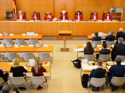 Leere Sitzreihen im Bundesverfassungsgericht: Der zweite Senat verhandelt ohne die NPD &uuml;ber &uuml;ber deren Ausschluss von der staatlichen Parteienfinanzierung.