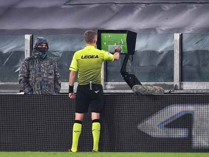 In Italien sollen k&uuml;nftig die Funkspr&uuml;che von Schiedsrichtern mit den Videoreferees bei strittigen Szenen ver&ouml;ffentlicht werden.