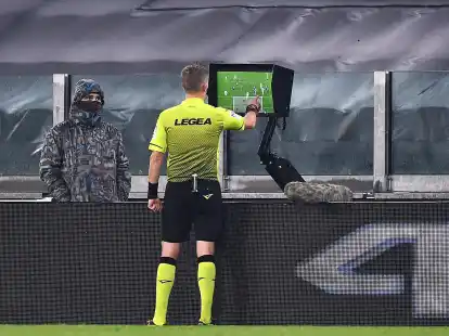 In Italien sollen k&uuml;nftig die Funkspr&uuml;che von Schiedsrichtern mit den Videoreferees bei strittigen Szenen ver&ouml;ffentlicht werden.