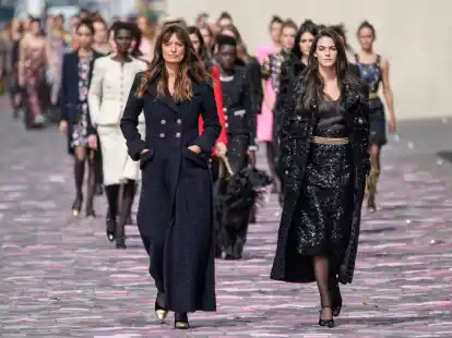 Die Show wurde von der langj&auml;hrigen Chanel-Muse Caroline de Maigret (l) er&ouml;ffnet.
