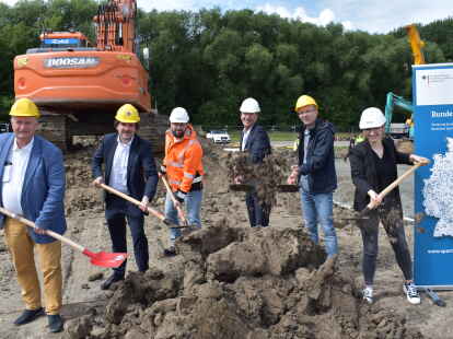 Beim symbolischen ersten Spatenstich (von links): Bauausschuss-Vorsitzender Lutz Schubert, B&uuml;rgermeister Nils Siemen, Architekt Fabian Heckmann, Nordenhams neuer Baudezernent Theo Dworak, Jens Leiminer (stellvertretender Leiter des Amtes f&uuml;r Bildung und Freizeit) und Architektin Jule Griem.