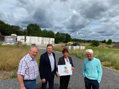 Im Wohngebiet am Tungeler Kamp haben die Arbeiten an den ersten H&auml;usern begonnen. Die Doppelhaush&auml;lften haben Gr&ouml;&szlig;en von 89 m&sup2; bis 137 m&sup2;. Vor Ort informierten sich: (von links) Bauamtsleiter Frank Speckmann, Viktor Ring (Investor), Martha Rensing (MR Immobilien) und Friedrich-Wilhelm Brinkmeyer (Investor).