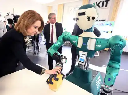 Petra Olschowski (B&uuml;ndnis 90/Die Gr&uuml;nen), Wissenschaftsministerin von Baden-W&uuml;rttemberg, betrachtet bei einem Informationsbesuch beim Karlsruher Institut f&uuml;r Technologie (KIT) den humanoiden Roboter ARMAR-6.