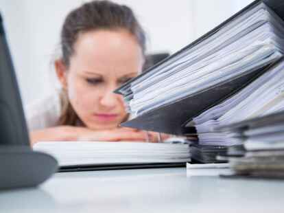 Studentische Besch&auml;ftigte m&uuml;ssen oft unbezahlte &Uuml;berstunden hinnhemen. Auch Urlaubs- und Krankentage werden ihnen selten gew&auml;hrt. Das ergab eine Untersuchung der Gewerkschaften Verdi und GEW.