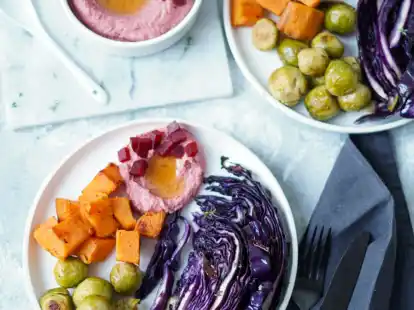 Die frische zitronige Hummus-Note verpasst dem bunten Ofengem&uuml;se eine sch&ouml;ne Leichtigkeit.