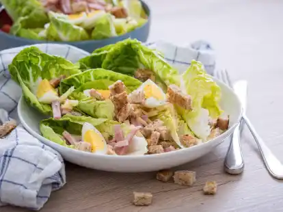 Richtig satt macht der Salat durch Zutaten, die Eiwei&szlig; enthalten wie H&auml;hnchenbrust, Eier, Thunfisch, Garnelen, H&uuml;ttenk&auml;se oder Feta.