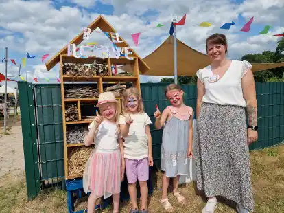 Versch&ouml;nern das Insektenhotel: Amelie (von links), Frieda, Lotta mit Gruppenleiterin Sarah Krawetzke.