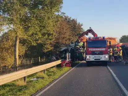 Bei dem Unfall auf der B 210 sind drei Menschen ums Leben gekommen.