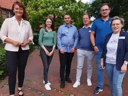 Vor dem Rathaus in Neerstedt: B&uuml;rgermeisterin Antje Oltmanns (links) und ihre allgemeine Vertreterin Katrin Albertus-Hirschfeld (rechts) begr&uuml;&szlig;ten die Mitarbeiterin und Mitarbeiter (von links) Venja Braun, Max Kleineidam, Fabian Schur und Simon Kosellek, die ihre neuen Stellen antreten.