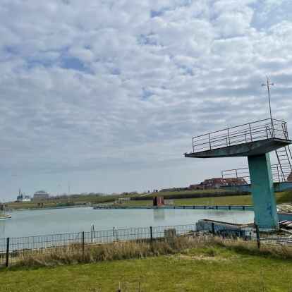 Das alte Freibad in Norddeich wird abgerissen. Der Neubau wird aber teurer als bisher angenommen.