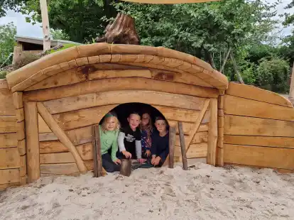 Freuen sich &uuml;ber die Umgestaltung des Au&szlig;enbereiches: Die neue Hobbit-H&ouml;hle kommt bei den Kindern gut an.