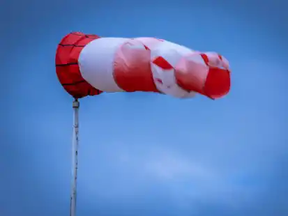 Das Sturmtief &bdquo;Poly&ldquo; fegt zurzeit &uuml;ber Niedersachen. Im Kreis Wittmund ist die Lage noch verh&auml;ltnism&auml;&szlig;ig ruhig.