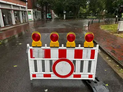 Kein Durchkommen: Weil beindicke &Auml;ste abgebrochen sind, sind der Stephansplatz sowie die umliegenden Stra&szlig;en in Emden komplett gesperrt.