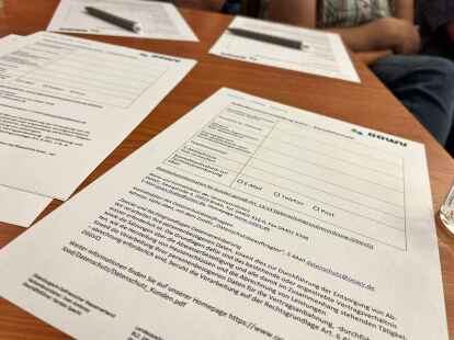 Bei der Informationsveranstaltung lagen B&ouml;gen aus, die B&uuml;rger ausf&uuml;llen konnten, wenn sie an einer Fallberatung interessiert waren.