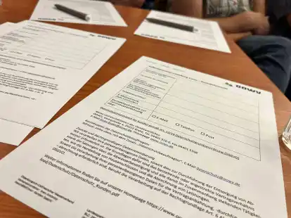 Bei der Informationsveranstaltung lagen B&ouml;gen aus, die B&uuml;rger ausf&uuml;llen konnten, wenn sie an einer Fallberatung interessiert waren.