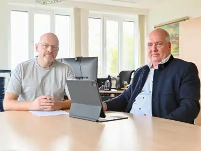 Erkl&auml;rte im Gespr&auml;ch, was W&auml;rmeplanung f&uuml;r Leer bedeuten wird: B&uuml;rgermeister Claus-Peter Horst  und der st&auml;dtische Pressesprecher Edgar Behrendt im Rathaus.