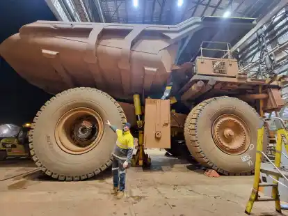 Reifen gr&ouml;&szlig;er als ein Mensch hat der Laster, der in der westaustralischen Mine eingesetzt wird, in der der Rodenkircher Phil Pankrath &uuml;bertage arbeitet.