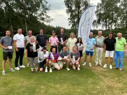 Die Sieger und Platzierten des Buhl-Turniers wurden von Marina und Markus Buhl (stehend, 6. und 2. von rechts) geehrt.