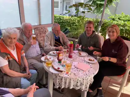 In Gesellschaft schmeckt es einfach besser (von links): Edeltraud und Edo Morisse, Uwe Drenkhahn, Sebastian Bischof und Christine Meyer beim Grillabend des Mehrgenerationenhauses.