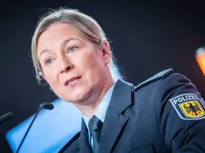 Claudia Pechstein spricht in ihrer Polizei-Uniform beim CDU-Grundsatzkonvent.