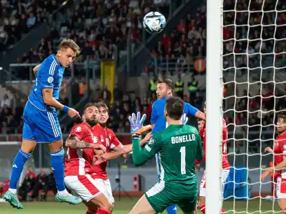 Italiens Mateo Retegui (l) traf per Kopf gegen Malta.