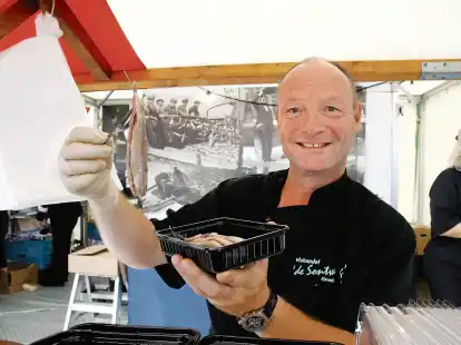 Bei den Matjestagen in Bremerhaven werden die jungen Heringe per Hand zubereitet. Verzehren l&auml;sst sich der Matjes der Saison am besten gleich vor Ort. Die Nachbarn aus den Niederlanden zeigen gern, wie das stilecht funktioniert.