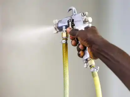 Eine Arbeitskraft aus Gambia bereitet in einem Unternehmen Stahlbleche f&uuml;r die Oberfl&auml;chenbehandlung vor (Symbolbild).