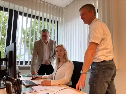 Lisa Henken ist schon flei&szlig;ig damit besch&auml;ftigt, sich mit den Themen vor Ort vertraut zu machen und zu netzwerken. B&uuml;rgermeister Theo Douwes (l.) und Wirtschaftsf&ouml;rderer Harald Schipper schauen ihr dabei interessiert &uuml;ber die Schulter.
