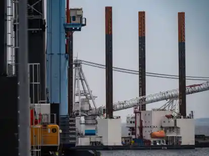 Blick auf die Plattform f&uuml;r Vorarbeiten zum geplanten LNG-Terminal vor R&uuml;gen.