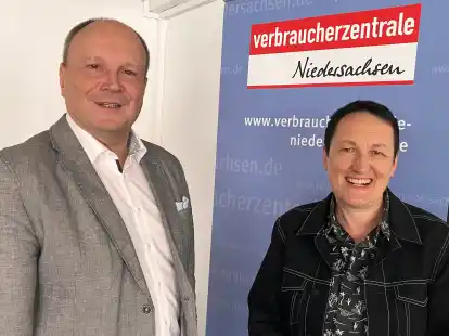 Kritisieren die zu geringen Zusch&uuml;sse des Landes Niedersachsen: Vorstandsvorsitzender Randolph Fries (li.) und  Gesch&auml;ftsf&uuml;hrerin Petra Kristandt von der Verbraucherzentrale