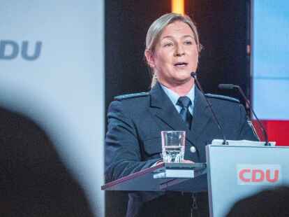 Eischnelllauf-Olympiasiegerin Claudia Pechstein in ihrer Uniform als Bundespolizistin beim CDU-Grundsatzkonvent Mitte Juni in Berlin.