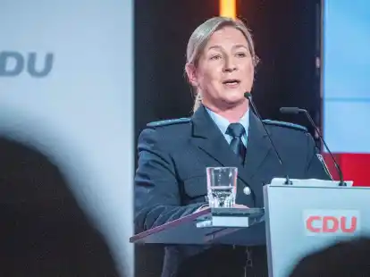 Eischnelllauf-Olympiasiegerin Claudia Pechstein in ihrer Uniform als Bundespolizistin beim CDU-Grundsatzkonvent Mitte Juni in Berlin.