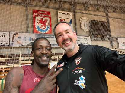 Gut gelaunt: Sebastian Machowski (rechts) schie&szlig;t ein Selfie mit seinem Point Guard Courtney Fortson. Oldenburgs Ex-Trainer ist seit Sommer 2022 beim polnischen Erstligisten Sp&oacute;jnia Stargard t&auml;tig.