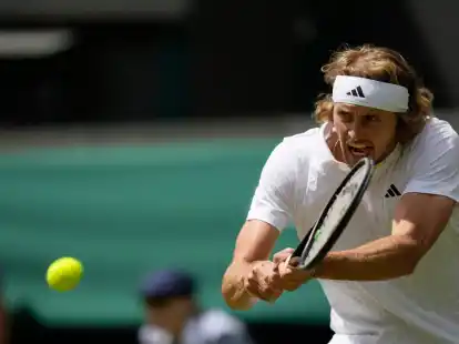 Alexander Zverev setzte sich in drei engen S&auml;tzen gegen Gijs Brouwer durch.